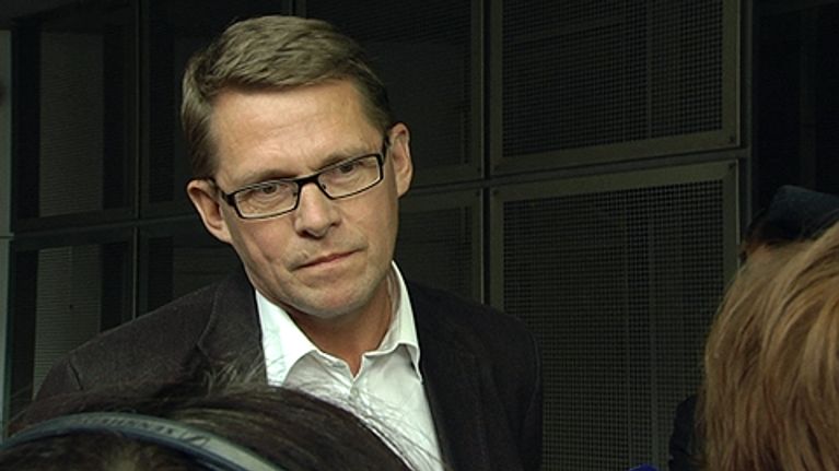 Pääministeri Matti Vanhanen toimittajajoukon haastateltavana Helsinki-Vantaan lentoasemalla 26.9.2009.