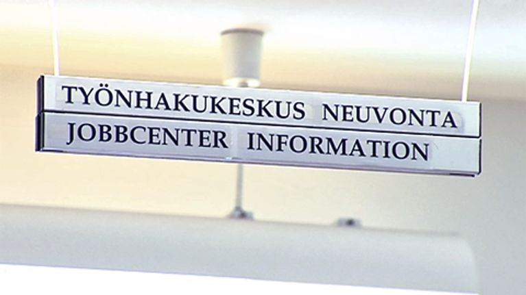 Kyltti sisätialssa, jossa tekstit: työnhakukeskus, neuvonta, jobbcenter, information.