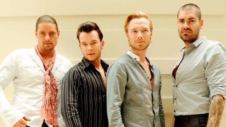 Irlantilaisen Boyzone-yhtyeen jäsenet Shane Lynch, Stephen Gately, Ronan Keating ja Keith Duffy ryhmäkuvassa.