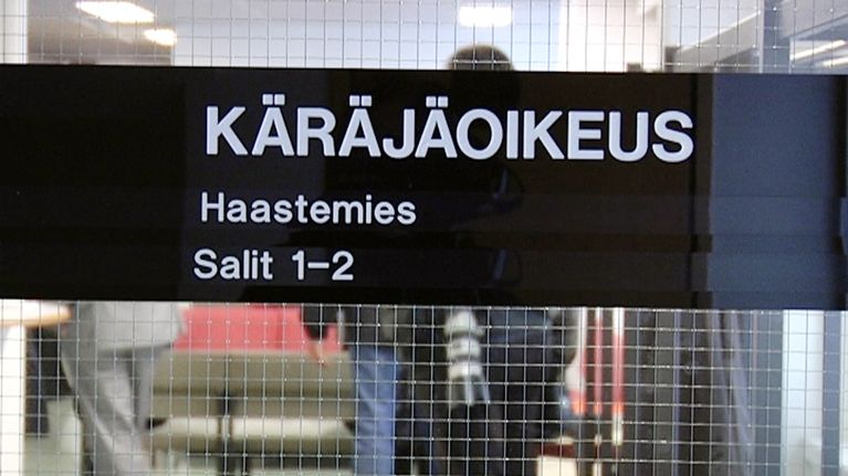 Käräjäoikeuden nimikyltti ovessa.