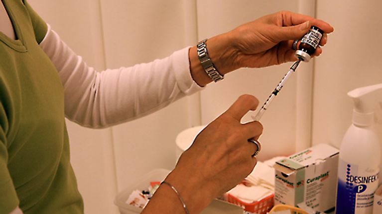 H1N1-rokotetta valmiina piikitettäväksi ihmiseen.