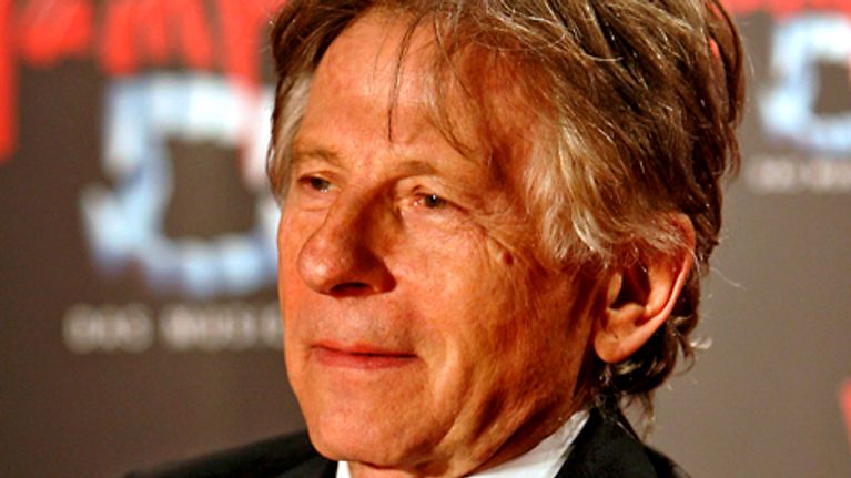 Roman Polanski mustassa puvussa.