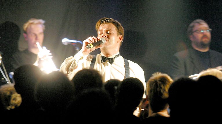 Iskelmälaulaja Jari Sillanpää yhtyeineen esiintyy