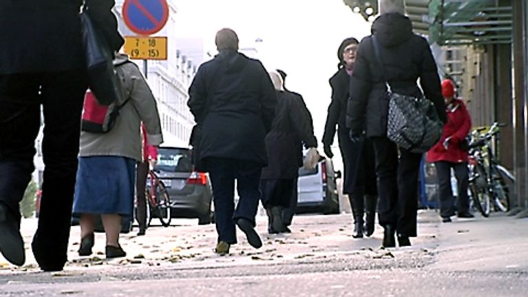 Ihmisiä kävelemässä kadulla Helsingin Hakaniemessä