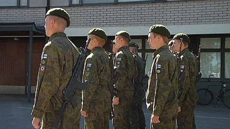 Varusmiehiä muodossa.