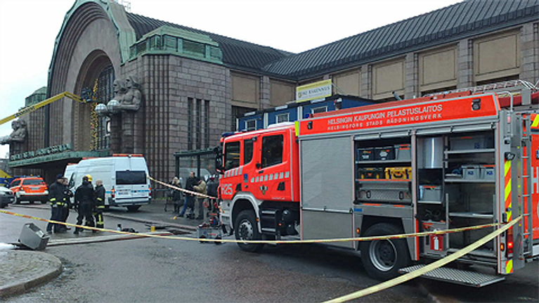  Paloautoja Helsingin Rautatieaseman edustalla. Aluetta eristetty muovinauhalla.