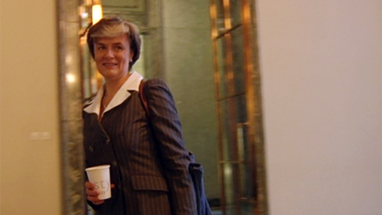 Maahanmuutto- ja eurooppaministeri Astrid Thors (r.) Eduskunnan kätytävällä.