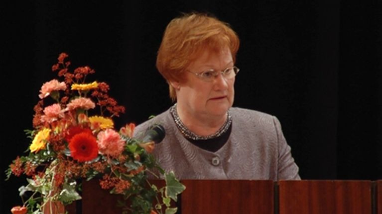 Tasavallan presidentti Tarja Halonen puhuu Kalliolan setlementin 90-vuotisjuhlissa Helsingissä.