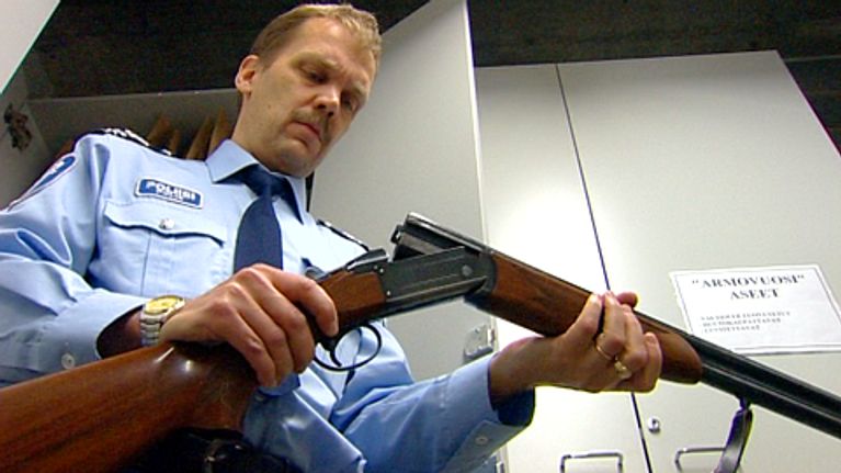 Poliisi tarkastelee asetta
