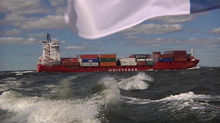 Rahtialus kyntää aaltoja täydessä lastissa.