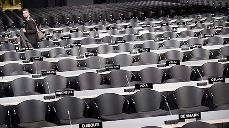 Bella Center -konferenssikeskuksen kokoussali odotti ilmastokokouksen osaanottajia Kööpenhaminassa kokouksen aattona  6. joulukuuta.
