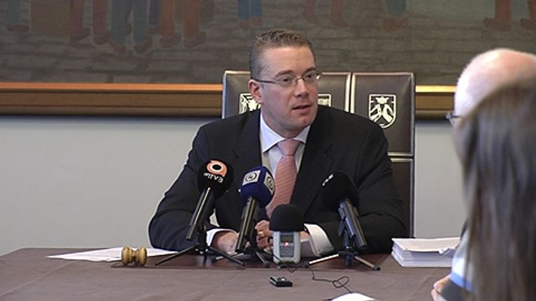 Kulttuuriministeri Stefan Walliin istuu toimittajien haastateltavana.