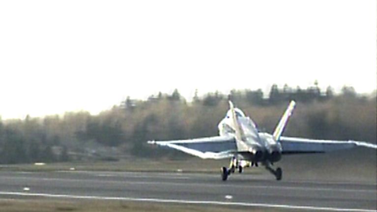 F-18 Hornet -hävittäjä nousee kiitotieltä