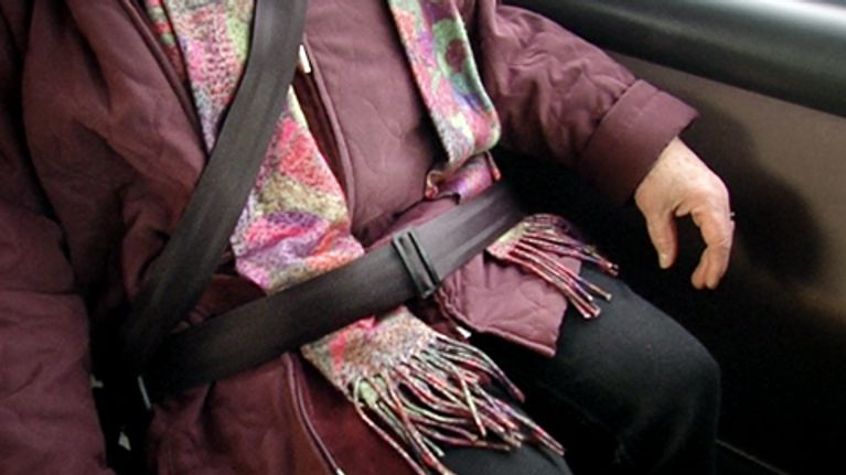 Nainen turvavyössä linja-autossa.