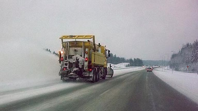 Aurausauto moottoritiellä