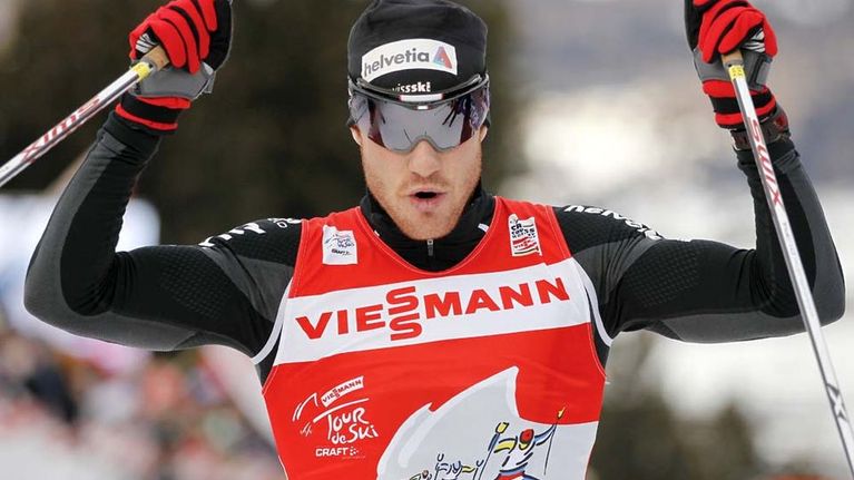 Dario Cologna tuulettaa Tour de Ski -voittoaan.