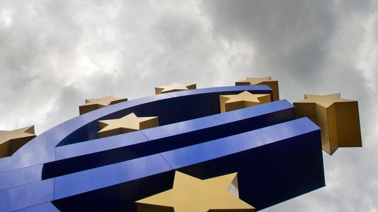Eurotunnus Frankfurtissa Saksassa Euroopan keskuspankin edessä.
