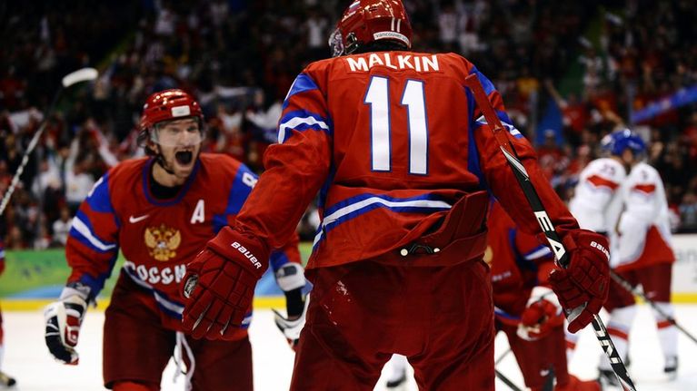 Jevgeni Malkin odottaa onnitteluja maalinsa jälkeen.