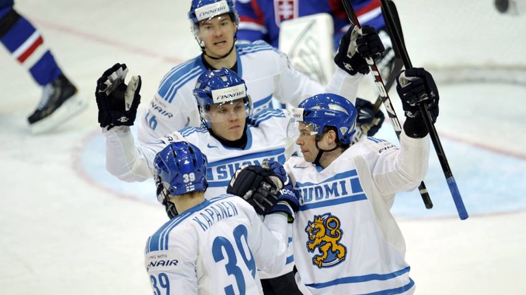 Suomi juhlii 1-0-maalia.