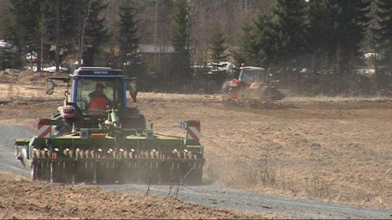 Traktoreita tekemässä peltotöitä
