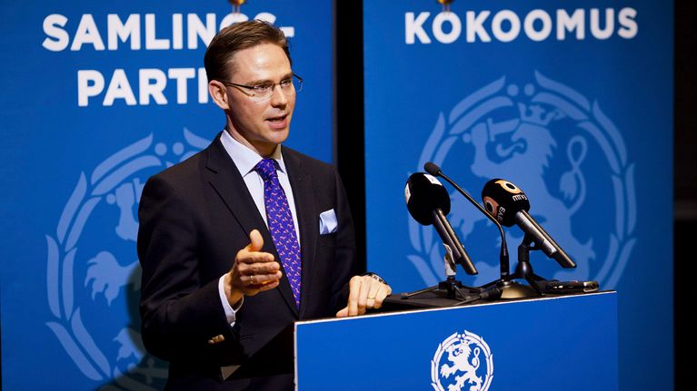 Jyrki Katainen puhujanpöntöllä