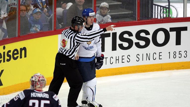 Tuomari osoittaa Anssi Salmelalle ulosajoa.
