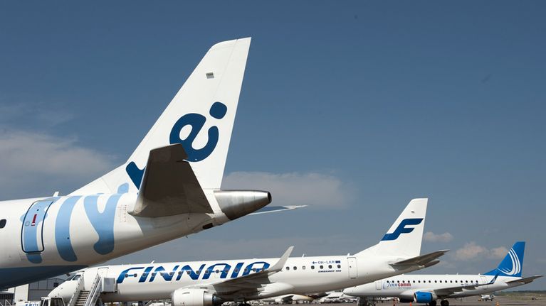 Flyben, Finnairin ja Finncomin lentokoneita lentokentällä.