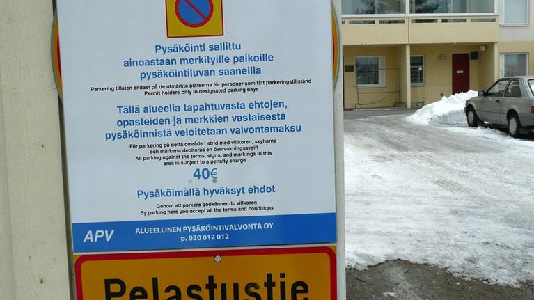 Yksityisestä pysäköinninvalvonnasta ilmoitetaan kyltein Rovaniemellä.