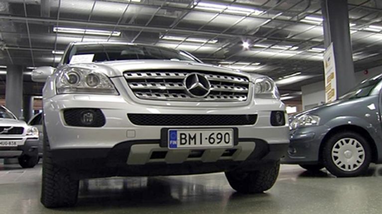 Autot kasvavat kasvamistaan - vanhat parkkihallit jo helisemässä | Yle