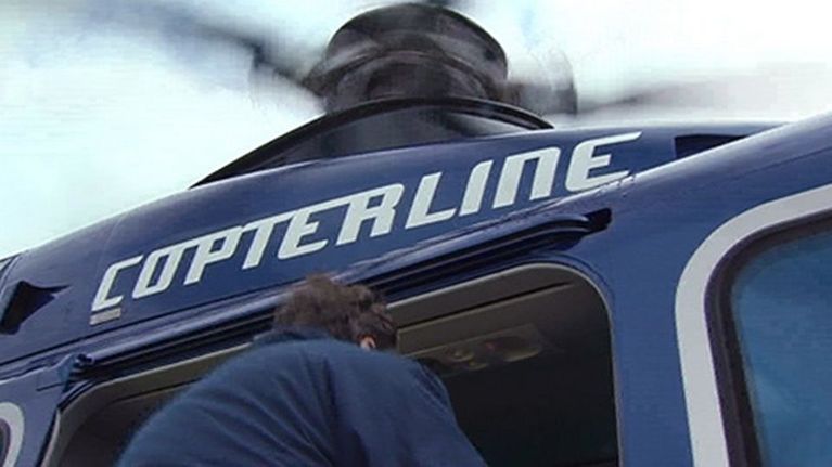 Mies astuu Copterlinen helikopteriin