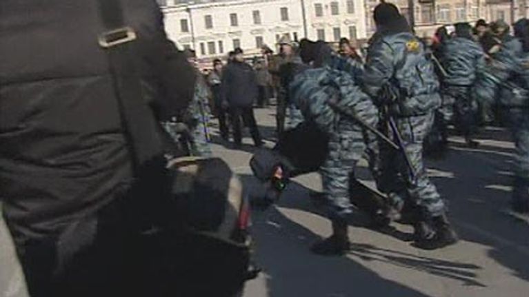Poliisi retuuttaa mielenosoittajaa Vladivostokissa.