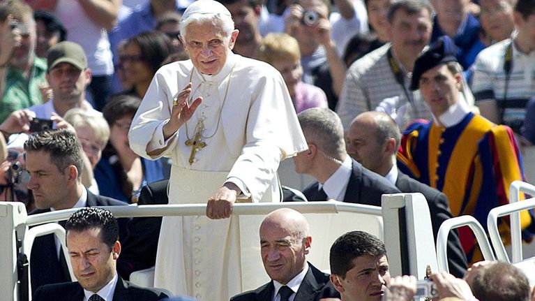 Paavi Benedictus XVI tervehtii ihmisiä Vatikaanissa 23. toukokuuta.