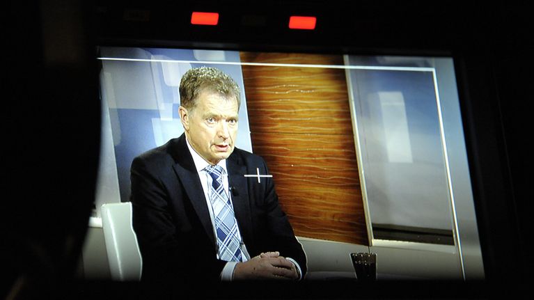 Presidentti Sauli Niinistö puhuu YLE:n Ykkösaamun lähetyksessä Helsingissä 26. toukokuuta 2012.