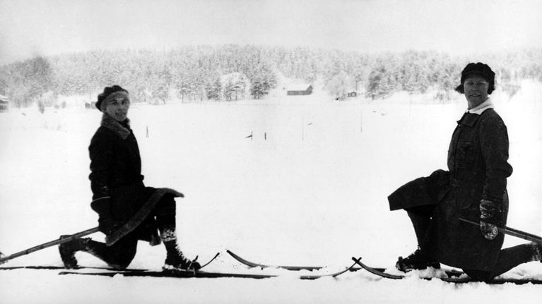 Naisia hiihtämässä.