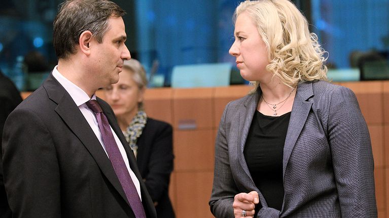 Suomen valtiovarainministeri Jutta Urpilainen ja Kreikan valtiovarainministeri Filippos Sachinidis keskustelevat ennen euroryhmän valtiovarainministereiden kokouksen alkua.