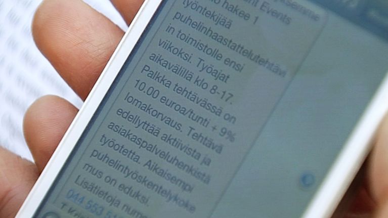 Tekstiviestitse tullut työtarjous matkapuhelimen näytöllä.