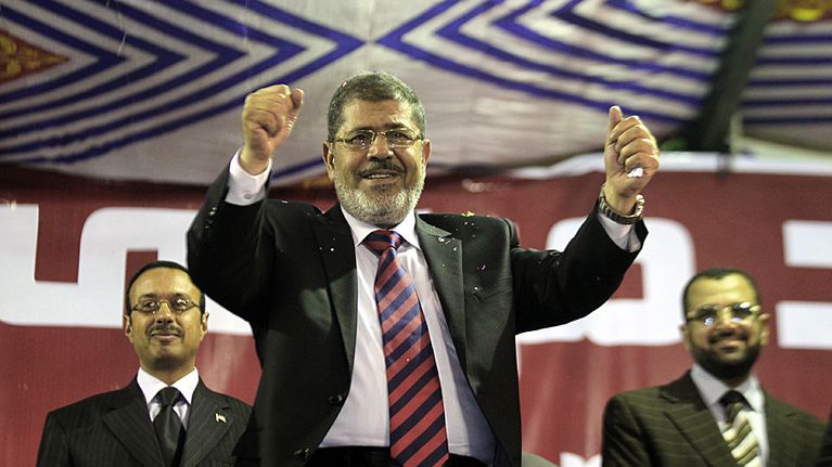 Mohammed Mursi toiveikkaana vaalitilaisuudessa 17. elokuuta.
