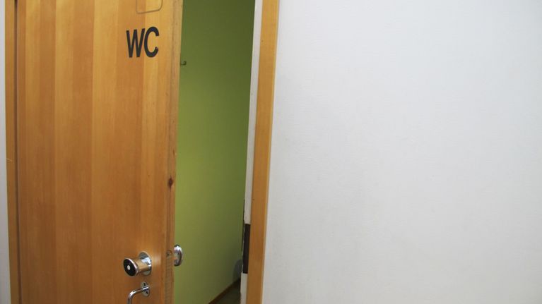 Unisex-wc Munkkiniemen Helsingissä.