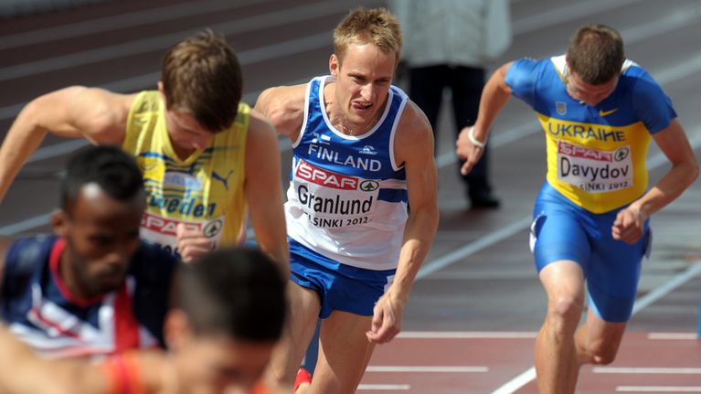 Tommy Granlund maalissa.