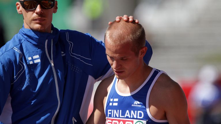 Tommi Evilä lohduttaa Mikko Kivistä.