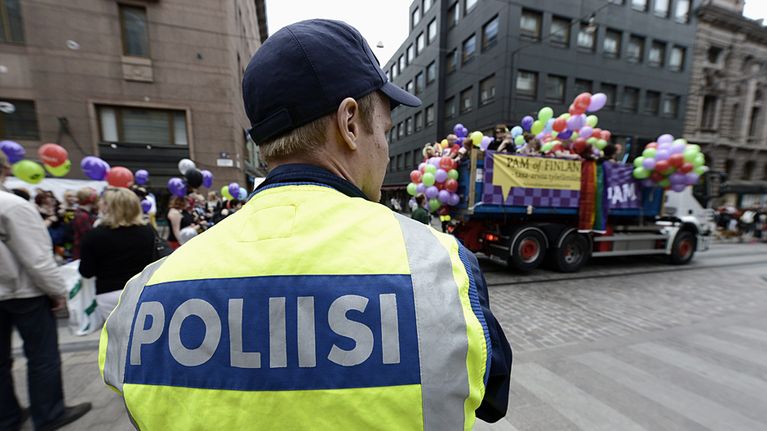 Poliisi valvoo Pride-kulkuetta.