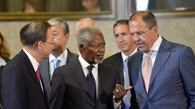 Kofi Annan keskustelussa Venäjän ulkoministerin Sergei Lavrov ja YK:n pääsihteerin Ban Ki-moon kanssa.