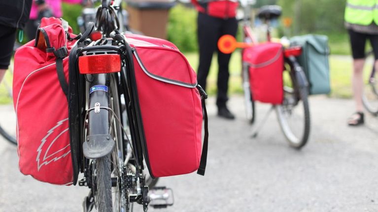 Karjalaan suuntaavan polkupyöräretkeilijän pyörälaukut.