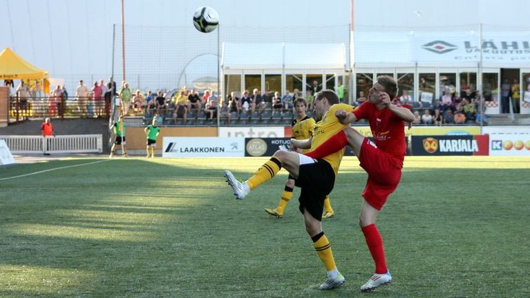 Kuopion Palloseuran ja walesilaisen Llanellin pelaajat kamppailevat pallosta