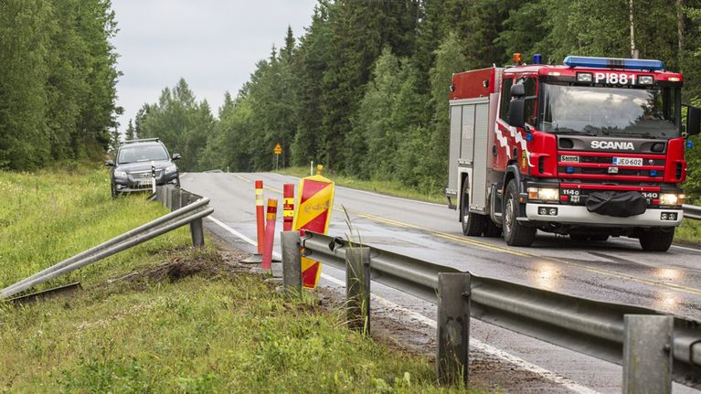 Kaksi ihmistä kuoli ja kolme loukkaantui vakavasti kahden henkilöauton kolarissa lauantaina iltapäivällä Siekkiskylässä Virroilla Pirkanmaalla 7. heinäkuuta 