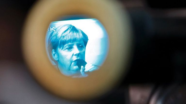 Angela Merkel nähtynä videokameran etsimen läpi.