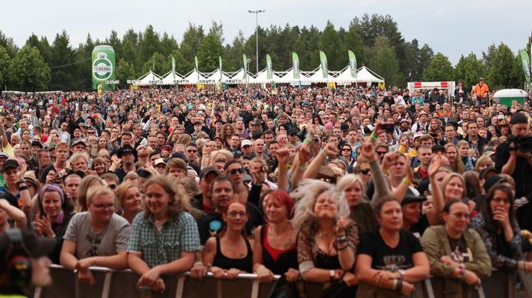 Rokkiyleisöä päälavan edessä Ilosaarirockissa.