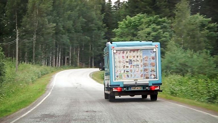 Jäätelöauto tiellä.