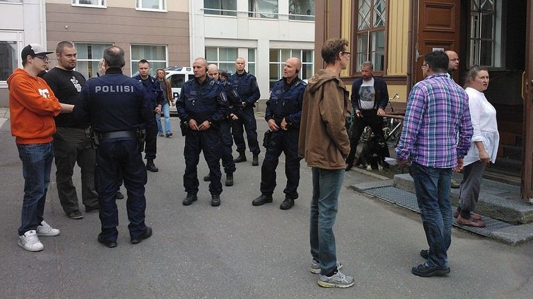 Poliisit haastattelevat iskun jälkeen paikallaolleita