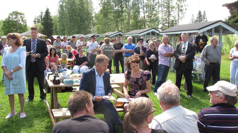 Sauli Niinistö ja Jenni Haukio Koikkalan kesätorilla.